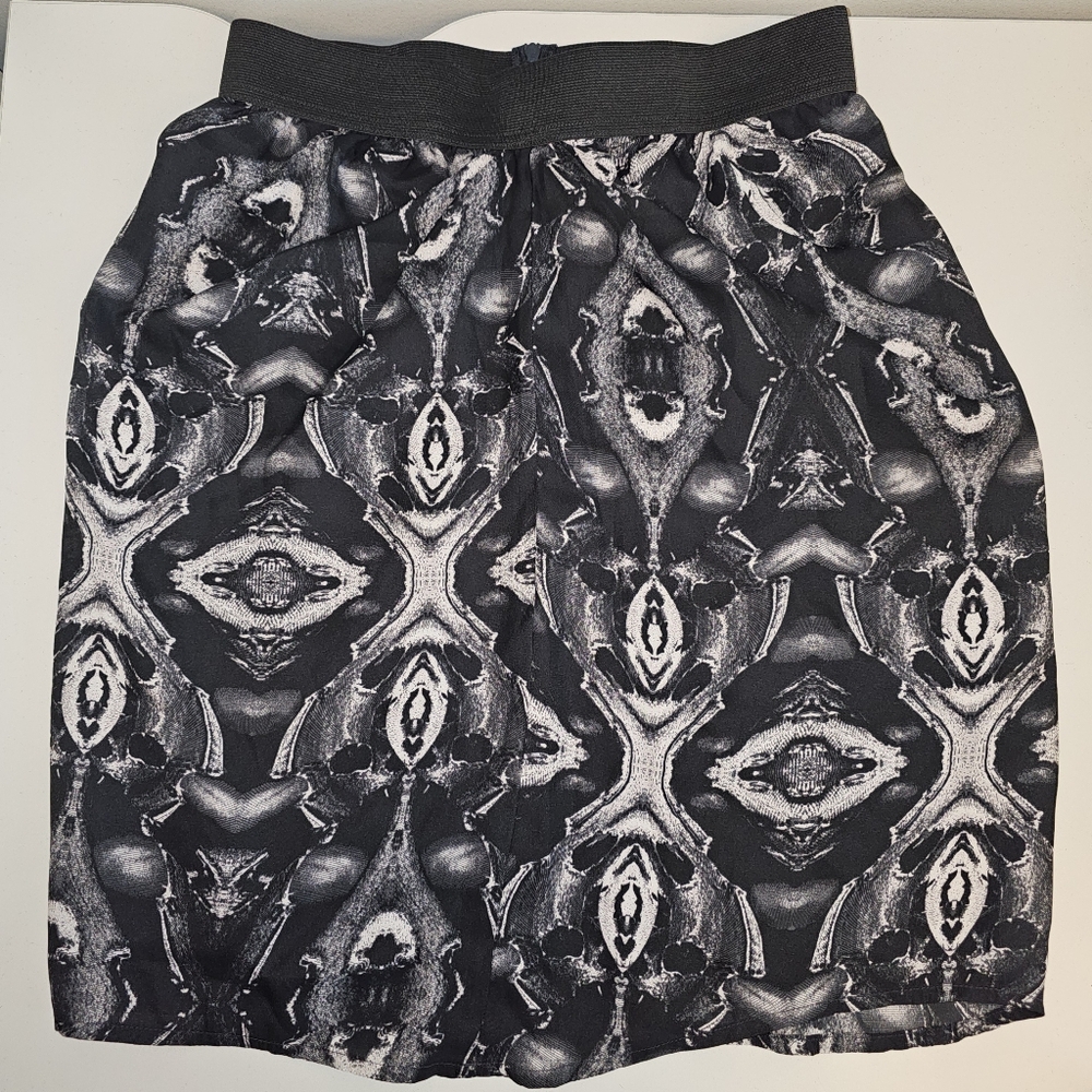NWT | Size 6 (38-40 EUR) | BB Dakota | Ebony Grey Abstract Print Skirt